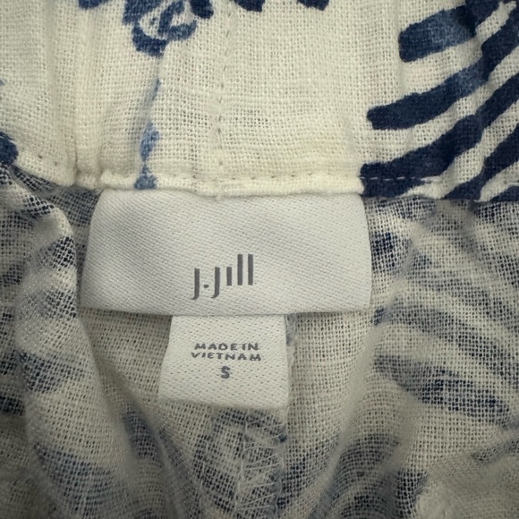 Blue and White Patterned Women's Shorts Linen & Rayon Pull-On Shorts size small - Picture 3 of 5